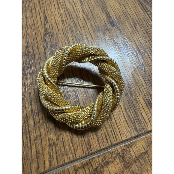 Unique Vintage Gold Tone Twisted Mesh & Metal Circle Pin / Brooch - Picture 1 of 8